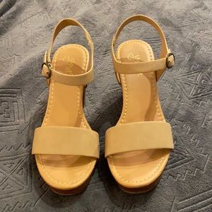 Super cute chunky heel sandals